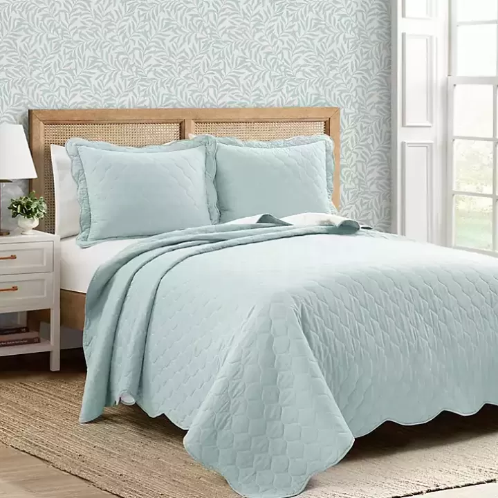 Fashion White and Teal Scallop 3-pc. Full/Queen Quilt Set Quilts